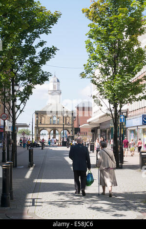 Coppia senior a piedi lungo King Street, South Shields Town Center, North East England, Regno Unito Foto Stock