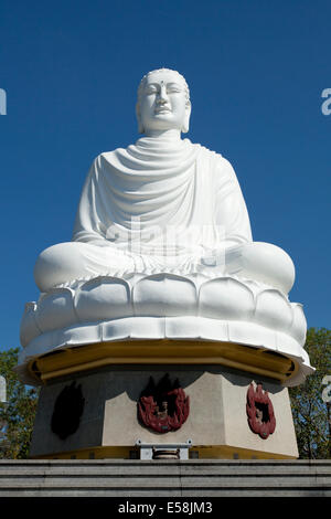Buddha gigante a Pagoda Long Son, Nha Trang Foto Stock