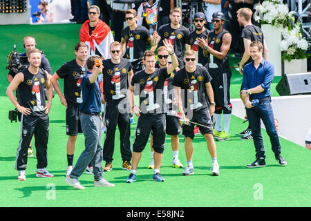 Berlino, Germania. Il 15 luglio 2014. Mario Goetze, Andre Schund Miroslav KLOSE durante il ricevimento per il team nazionale tedesco presso il cosiddetto "Ventilatore Meile' alla Porta di Brandeburgo a Berlino, Germania, 15 luglio 2014. Il team tedesco ha vinto il brasiliano 2014 FIFA Soccer finale di Coppa del Mondo contro l'Argentina © Azione Sport Plus/Alamy Live News Foto Stock