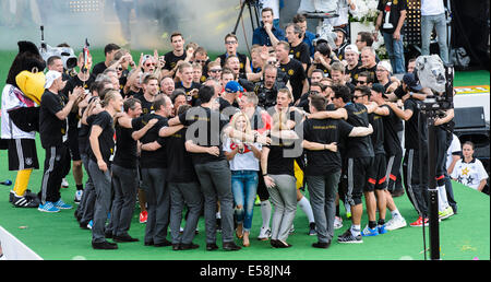 Berlino, Germania. Il 15 luglio 2014. Il cantante Helene Fischer esegue sul palco durante il ricevimento per il team nazionale tedesco presso il cosiddetto "Ventilatore Meile' alla Porta di Brandeburgo a Berlino, Germania, 15 luglio 2014. Il team tedesco ha vinto il brasiliano 2014 FIFA Soccer finale di Coppa del Mondo contro l'Argentina © Azione Sport Plus/Alamy Live News Foto Stock