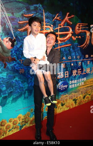 Pechino, Cina. 22 Luglio, 2014. Wang Zhonglei e suo figlio Guglielmo frequentare la premiere del film Il Pennello Magico a Pechino in Cina il martedì 22 luglio, 2014. © TopPhoto/Alamy Live News Foto Stock
