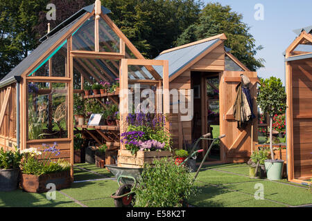 Tatton Park, Manchester, Regno Unito. 23 luglio 2014. Legno di latifoglie Greenhouses & Garden sheds backyard capannone design al RHS - Royal Horticultural Society evento a tema carnevale al Tatton Park. Situato in magnifici parchi, il RHS Flower Show Tatton Park è una celebrazione del meglio in giardinaggio con una vibrante atmosfera di carnevale. Foto Stock