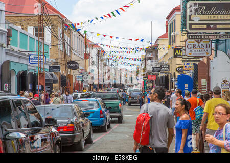 Affollata occupato Dronningens Gade o strada principale in Charlotte Amalie sul Craibbean Isola di San Tommaso in Isole Vergini Americane Foto Stock