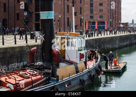 Rimorchiatore a Hartley Quay nella città di Liverpool Merseyside Regno Unito. Foto Stock