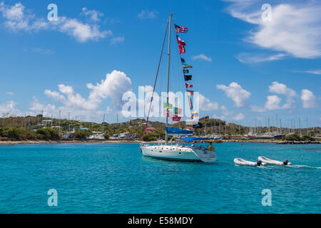 Barca a vela in mare dei Caraibi vicino a San Giovanni in Isole Vergini Americane Foto Stock