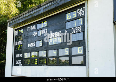 Cricket scoreboard mostra il punteggio corrente e il numero di overs Credit: stephen Barnes/Alamy Live News Foto Stock