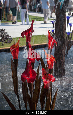 Tatton Park, Manchester, Regno Unito. 23 Luglio, 2014. "Quist' Iris sculture di Mehrdad Tafresh, della RHS - Royal Horticultural Society carnevale-evento a tema a Tatton Park. Impostare nella magnifica parklands, RHS Flower Show Tatton Park è una celebrazione dei migliori nel giardinaggio con una vibrante atmosfera di carnevale. La mostra dei fiori aperti per i soci RHS Mercoledì, prima della completa apertura pubblica giovedì a domenica. Credito: Mar fotografico/Alamy Live News. Foto Stock