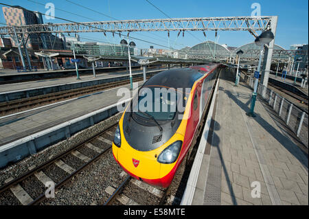 Una classe di vergine 390 treno pendolino nella piattaforma della stazione ferroviaria di Manchester Piccadilly. Foto Stock