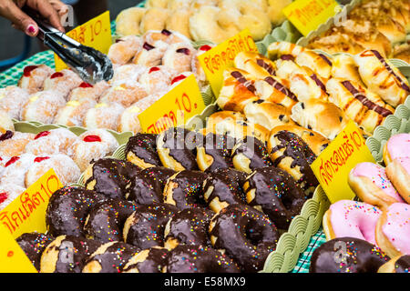 Ciambelle vetrata, deliziosi deserto in un nightmarket in Thailandia. Ares un tipo di pasta fritta dolciumi o dessert cibo. deep-f Foto Stock