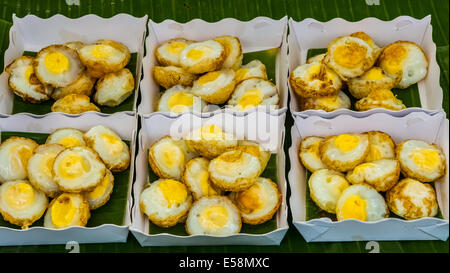 Frittura di uova di quaglia, cibo tailandese in un mercato notturno dalla Tailandia Foto Stock