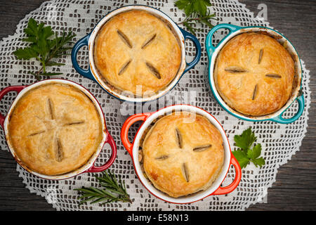 Quattro dimensioni individuali di carne torte pot da sopra Foto Stock