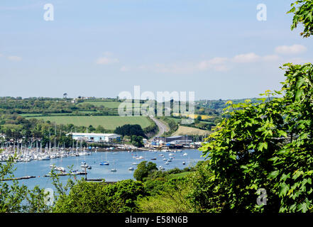 Una vista di Falmouth bay dal villaggio di flussaggio in Cornwall, Regno Unito Foto Stock