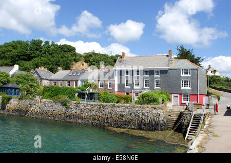 Waterside case nel villaggio di lavaggio, Falmouth bay, Cornwall, Regno Unito Foto Stock