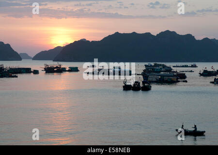 Tramonto a Cat Ba Island, Halong Bay, Vietnam Foto Stock