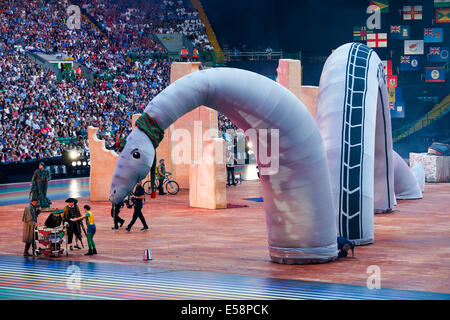 Glasgow, Scozia. 23 Luglio, 2014. Glasgow 2014 Giochi del Commonwealth. Un gigantesco mostro di Loch Ness è gonfiato durante la cerimonia di apertura. Credito: Azione Sport Plus/Alamy Live News Foto Stock