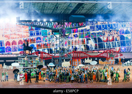 Glasgow, Scozia. 23 Luglio, 2014. Glasgow 2014 Giochi del Commonwealth. Durante la cerimonia di apertura. Gli artisti interpreti o esecutori sul palco principale Credit: Azione Plus sport/Alamy Live News Foto Stock