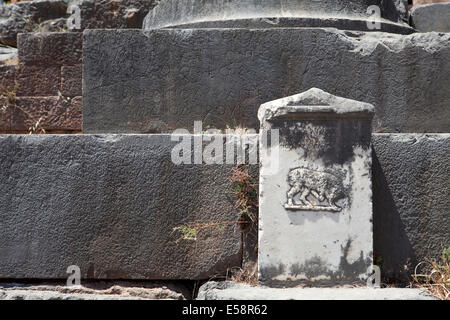 Il Greco antico la scrittura su una tavoletta in Grecia DELPHI. Minotauro scolpito su un marmo bianco Foto Stock