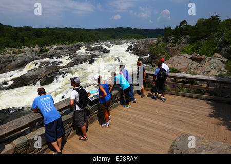 I turisti che si affaccia su un grande cade sul Fiume Potomac dal punto di vista su Olmsted Isola, Maryland, Stati Uniti d'America Foto Stock