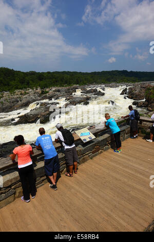 I turisti che si affaccia su un grande cade sul Fiume Potomac dal punto di vista su Olmsted Isola, Maryland, Stati Uniti d'America Foto Stock