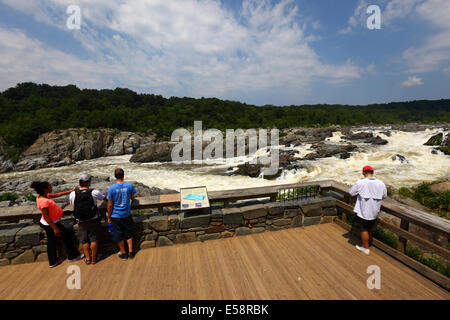 I turisti che si affaccia su un grande cade sul Fiume Potomac dal punto di vista su Olmsted Isola, Maryland, Stati Uniti d'America Foto Stock