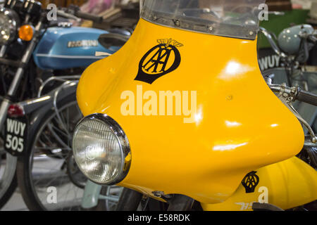 Un vecchio AA motociclo in un museo a Alston, Cumbria, Regno Unito. Foto Stock