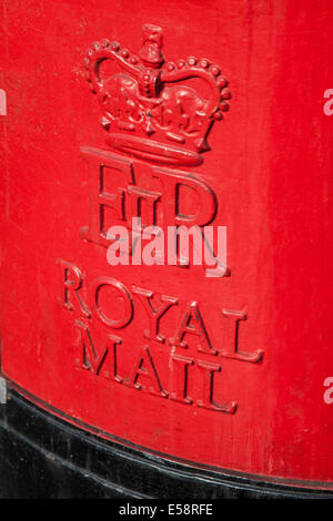 Pilastro moderno rosso in stile British post box in Kentish Town - dettaglio Foto Stock