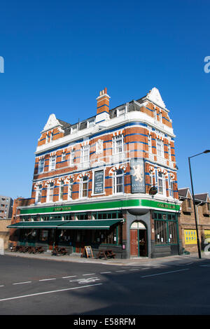 Royal College Street, Camden, Regno Unito - Golden Lion, l'ultima tradizionale pub irlandese nell'area Foto Stock