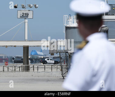 Los Angeles, California, USA. 22 Luglio, 2013. Un US Naval officer sorge dal sull'asfalto come egli orologi Air Force One arriva a LAX mercoledì pomeriggio. Il Presidente Usa Barack Obama è arrivato all'Aeroporto Internazionale di Los Angeles a bordo di Air Force One il mercoledì pomeriggio dopo aver parlato a un fundraiser DNC in San Francisco mercoledì mattina. Obama è prevista la partecipazione di un fundraiser DNC questa sera prima di rientrare a Washington DC dopo aver parlato giovedì pomeriggio presso il Los Angeles commercio Collage tecnica nel centro cittadino di Los Angeles. © David Bro/ZUMA filo/Alamy Live News Foto Stock