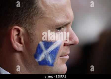 Celtic Park, Glasgow, Scozia, Regno Unito, mercoledì, 23 luglio 2014. Spettatore che sostiene il Team Scotland alla cerimonia di apertura dei giochi del Commonwealth di Glasgow 2014 Foto Stock