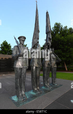 Guardia d'onore statue nella parte anteriore della parete di iscrizione, United States Air Force Memorial, Arlington, Virginia, Stati Uniti d'America Foto Stock