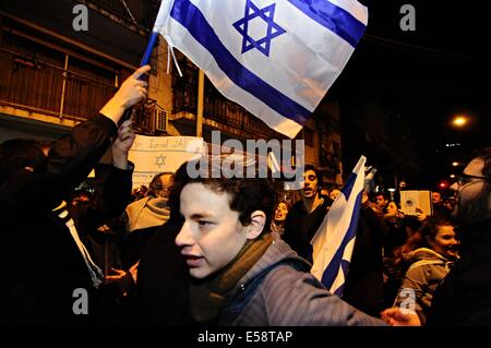 Buenos Aires, Buenos Aires, Argentina. 23 Luglio, 2014. Centinaia di membri della comunità ebraica di dimostrare di fronte all'AMIA (Israelita Argentina compagnia reciproca) di supporto attacco di Israele contro la striscia di Gaza. Credito: Patricio Murphy/ZUMA filo/Alamy Live News Foto Stock