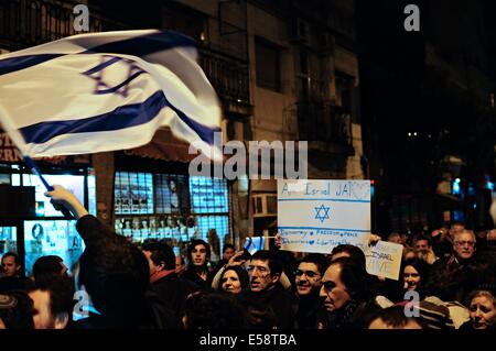 Buenos Aires, Buenos Aires, Argentina. 23 Luglio, 2014. Centinaia di membri della comunità ebraica di dimostrare di fronte all'AMIA (Israelita Argentina compagnia reciproca) di supporto attacco di Israele contro la striscia di Gaza. Credito: Patricio Murphy/ZUMA filo/Alamy Live News Foto Stock