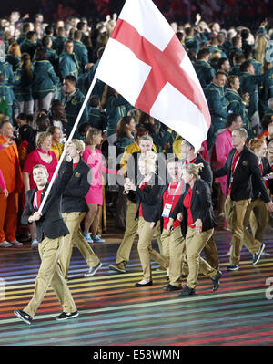 Glasgow, Scotland, Regno Unito. 23 Luglio, 2014. L'Inghilterra del portabandiera Nick Matthew (1L) conduce la delegazione durante la cerimonia di apertura dei XX Giochi del Commonwealth al Celtic Park a Glasgow, Gran Bretagna, il 23 luglio 2014. Credito: Wang Lili/Xinhua/Alamy Live News Foto Stock