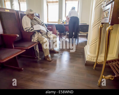 Luglio 23, 2014 - Anziani ebreo dormienti in sinagoga di Kiev con la Torah nelle mani, Ucraina © Igor Golovniov/ZUMA filo/Alamy Live News Foto Stock