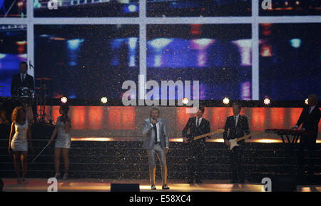 Glasgow, Scotland, Regno Unito. 23 Luglio, 2014. Il cantante Rod Stewart esegue durante la cerimonia di apertura dei XX Giochi del Commonwealth al Celtic Park a Glasgow, Gran Bretagna, il 23 luglio 2014. Credito: Wang Lili/Xinhua/Alamy Live News Foto Stock