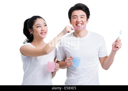 Allegro coppia giovane la spazzolatura dei denti Foto Stock