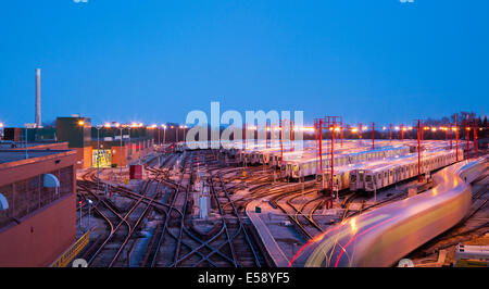 La metropolitana di Greenwood cantieri visto al tramonto con un treno tirando in cortile. Toronto, Ontario, Canada. Foto Stock