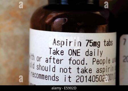 La prescrizione di aspirina bottiglia close up Foto Stock