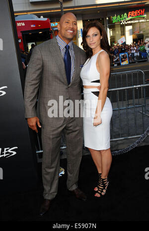 Los Angeles, California, USA. 23 Luglio, 2014. Dwayne Johnson, Lauren Hashian frequentando il Los Angeles Premiere di ''Hercules'" tenutasi presso la leva TCL Chinese Theatre in Hollywood, la California il 23 luglio 2014. 2014 Credit: D. lunga/Globe foto/ZUMA filo/Alamy Live News Foto Stock