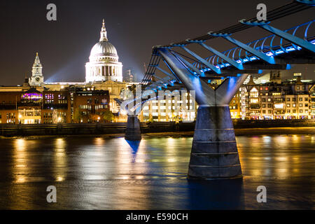 Millenium Bridge che conduce verso la Cattedrale di St Paul, Londra, visto di notte e illuminato Foto Stock