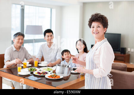 La famiglia felice a pranzo Foto Stock