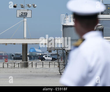 Los Angeles, California, USA. 23 Luglio, 2014. Un US Naval officer sorge dal sull'asfalto come egli orologi Air Force One arriva a LAX mercoledì pomeriggio. Il Presidente Usa Barack Obama è arrivato all'Aeroporto Internazionale di Los Angeles a bordo di Air Force One il mercoledì pomeriggio dopo aver parlato a un fundraiser DNC in San Francisco mercoledì mattina. Obama è prevista la partecipazione di un fundraiser DNC questa sera prima di rientrare a Washington DC dopo aver parlato giovedì pomeriggio presso il Los Angeles commercio Collage tecnica nel centro cittadino di Los Angeles. Credito: David Bro/ZUMA filo/Alamy Live News Foto Stock