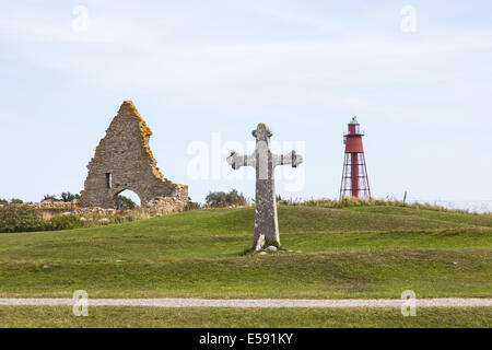 Santa Brigida la cappella di rovine e una croce di pietra con foglia di trifoglio design presso Kapelludden su Öland in Svezia Foto Stock