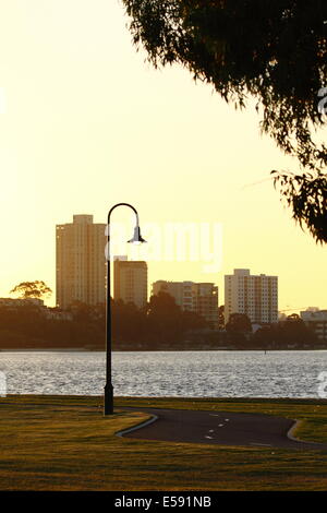 Un esercizio di curve del percorso lungo un parco accanto al Fiume Swan, Perth - Australia occidentale. Foto Stock