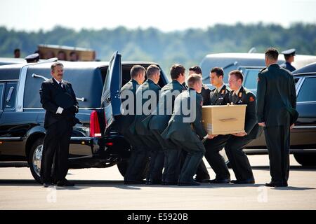 Eindhoven, Paesi Bassi. 23 Luglio, 2014. Personale militare olandese trasportare bare contenenti le vittime del MH17 incidente aereo presso la base aerea di Eindhoven, nei Paesi Bassi, 23 luglio 2014, dopo l'arrivo di un olandese Air Force C-130 Hercules piano e un australiano Royal Australian Air Force C17 piano di trasporto con i primi corpi delle 298 vittime della Malaysia Airlines MH17 incidente aereo in Ucraina orientale arriva da Kharkiv, Ucraina. Foto: Patrick van Katwijk/PAESI BASSI E LA FRANCIA - nessun filo servizio/dpa/Alamy Live News Foto Stock