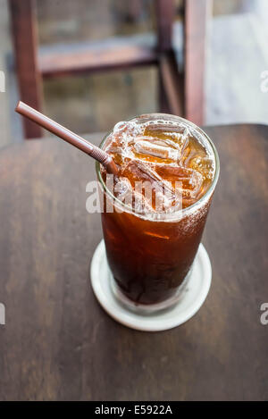 Iced caffè nero sul tavolo di legno nel caffè cafe. Foto Stock