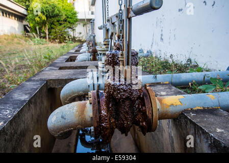 Un arrugginito acqua valvola a saracinesca nella vecchia industria fabbrica. Foto Stock