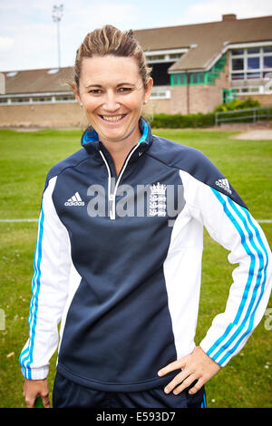 Charlotte Edwards CBE, capitano dell'Inghilterra per donna di cricket, nella foto durante una scuola cricket festival in Oxford Foto Stock