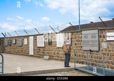 Mauthausen,Austria-May 10,2014:l'uomo guarda le targhe commemorative all'interno del campo di concentramento di Mauthausen in Austria durante Foto Stock