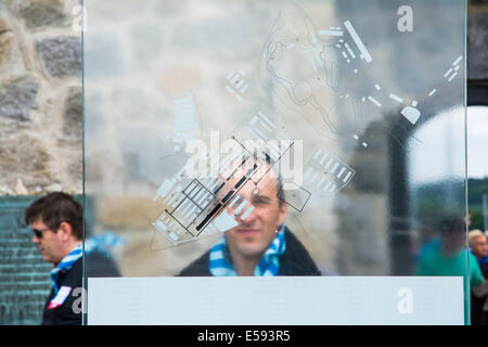 Mauthausen,Austria-May 10,2014:l'uomo guarda la mappa del campo di concentramento di authausen in Austria si trova nel museo Foto Stock